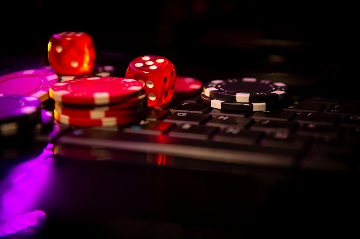 Tampilan daftar meja poker di lumi77 menampilkan berbagai batas taruhan dan jumlah pemain di setiap meja